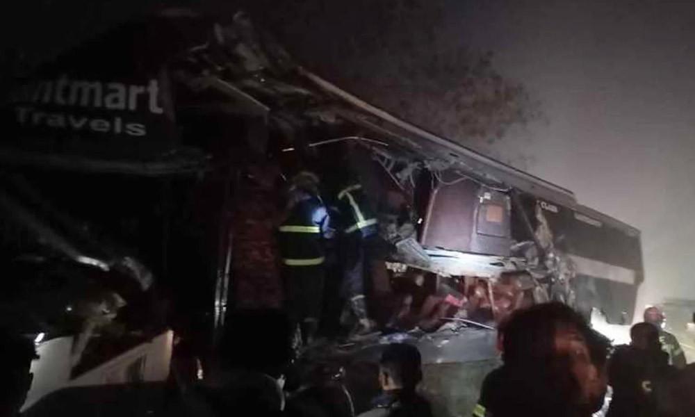 চট্টগ্রামে দাঁড়িয়ে থাকা ট্রাকে বাসের ধাক্কায় নিহত ৩