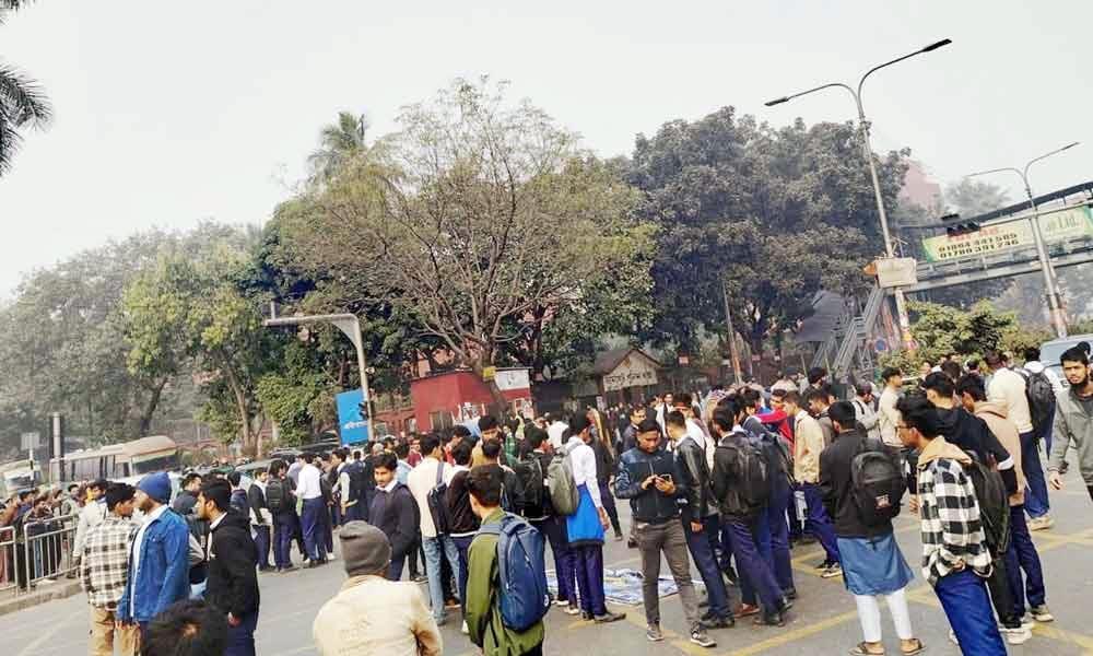ফার্মগেটে সড়ক অবরোধ, যান চলাচল বন্ধ